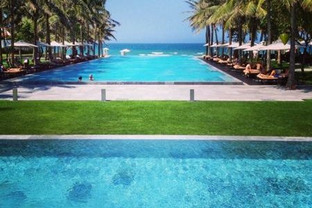 View of the fabulous infinity pool leading to the ocean