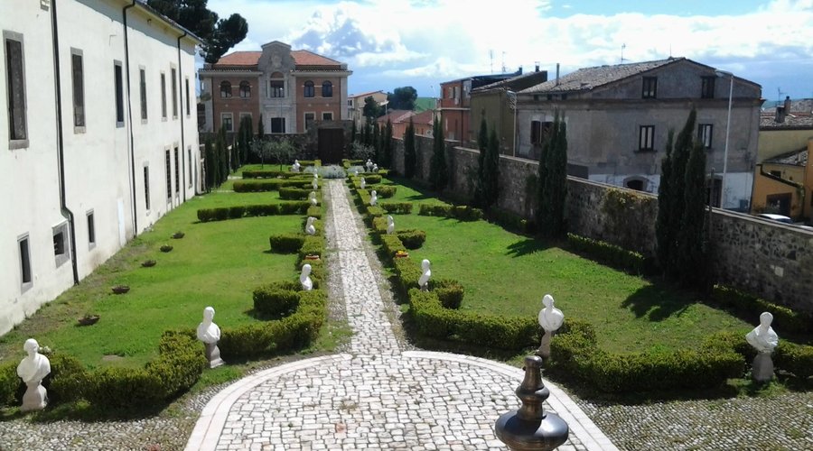 Giardino interno con busti del settecento, Museo Diocesano di Melfi