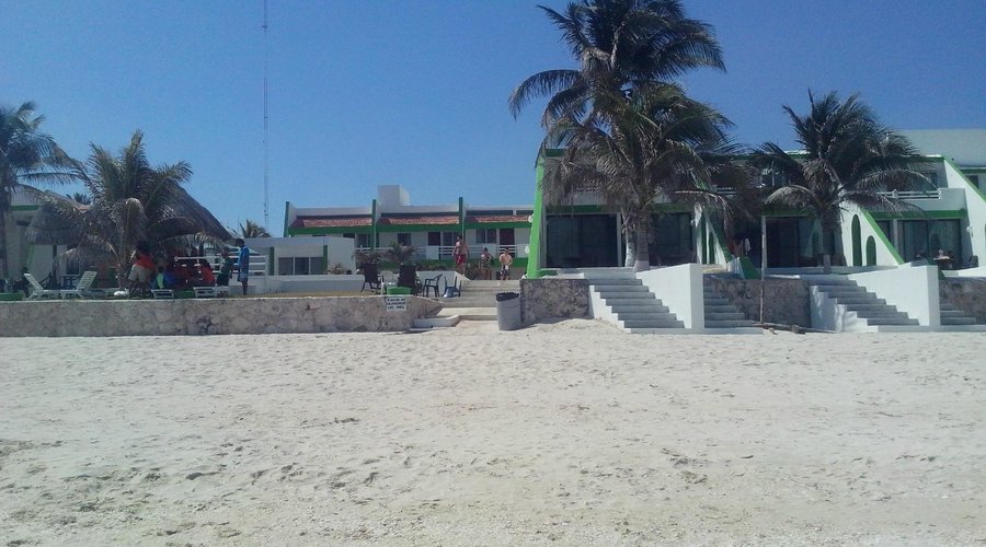 el hotel visto desde la playa