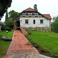 Diseñado por el Arq. Angel León Gallardo, hijo del propietario del Chalet, en 1927.