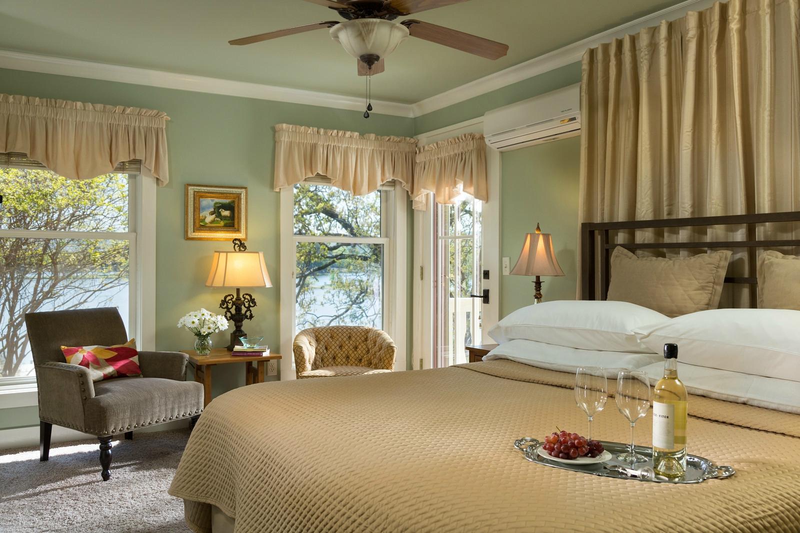 Hotel photo 20 of Lookout Point Lakeside Inn.
