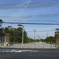 阪堺電車「浜寺駅前駅」前から見る公園入口