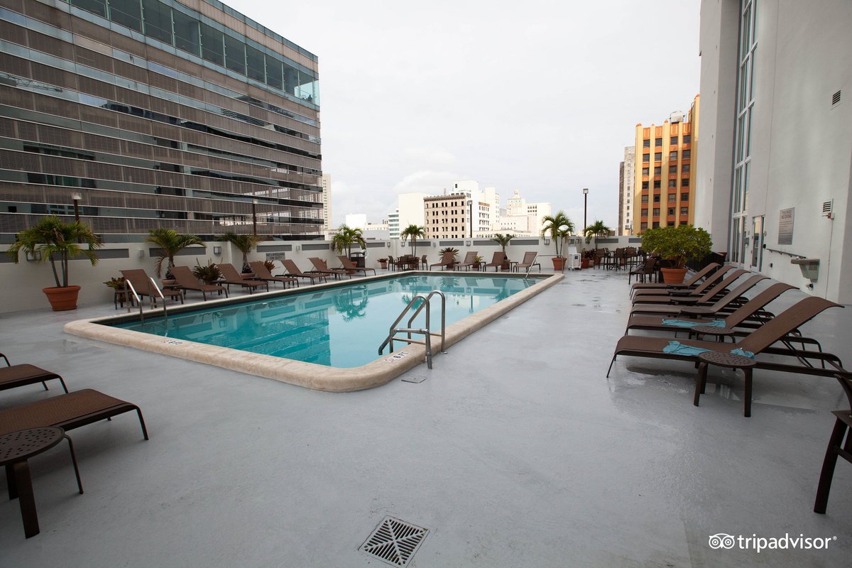 Courtyard Miami Downtown / Brickell Area Pool: Pictures & Reviews ...