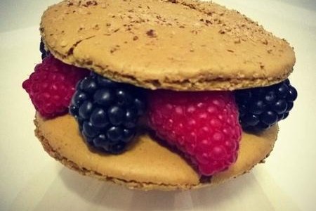 monoporzione alla nocciola con more e lamponi