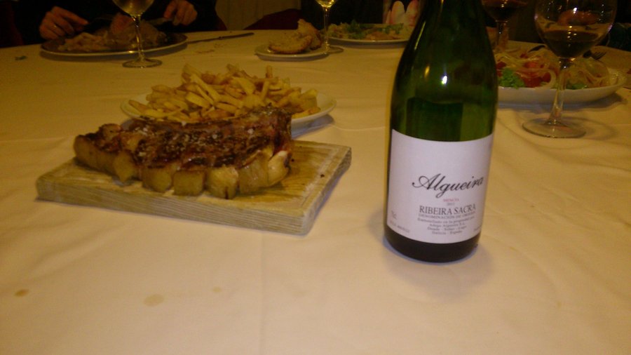 buena carne de ternera gallega y regado con un buen vino de la ribera sacra