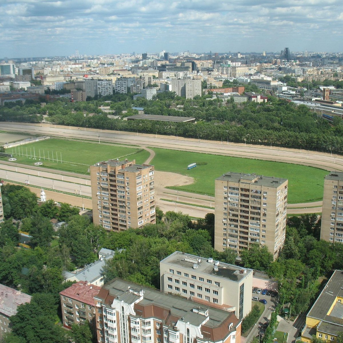 Central moscow. Дом с видом на ипподромом Москва. Дом у ипподрома. Жилой дом рядом с ипподромом Москва. Вид на ипподром из окна гостиницы бега.