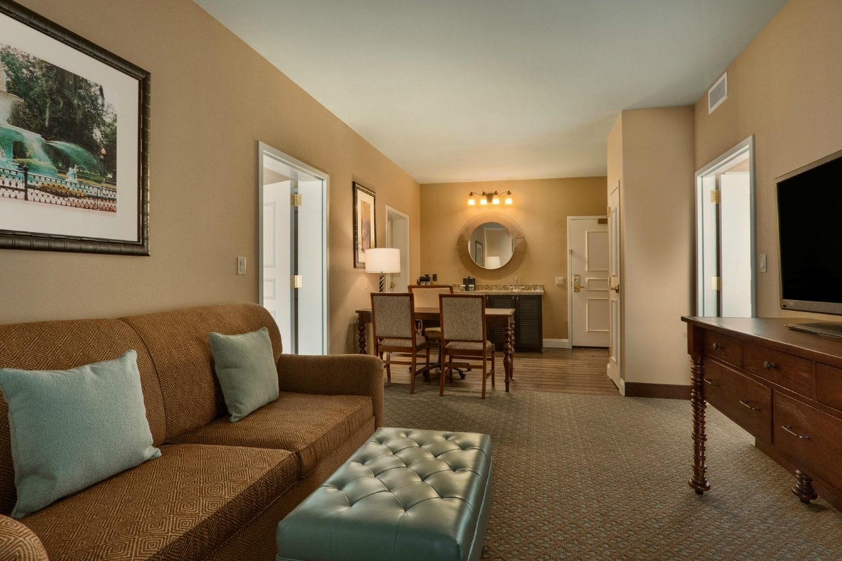 Embassy Suites by Hilton Savannah Historic District Rooms: Pictures ...