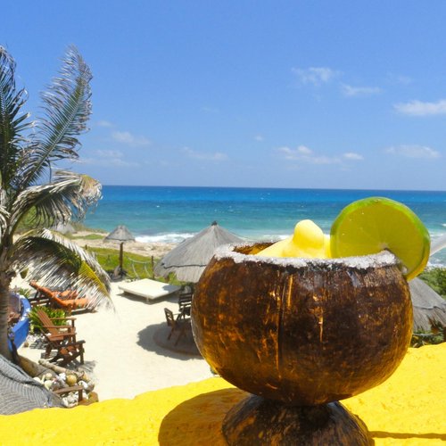 Villa La Bella Oceanfront Swing Bar (Isla Mujeres)