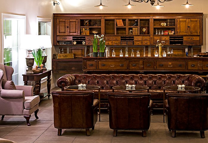 506 Bar and Lounge Area