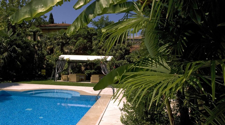 Giardino e piscina