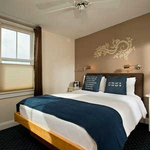 Room 4 - Queensize bed, Flatscreen TV, A/C, Fireplace, Jacuzzi tub