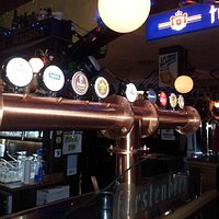 Selezione di 11 birre alla spina spillate perfette,accompagnate da bruschette e panini