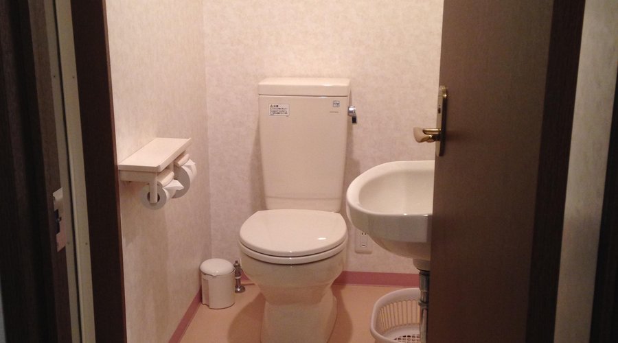 トイレと小さな洗面台