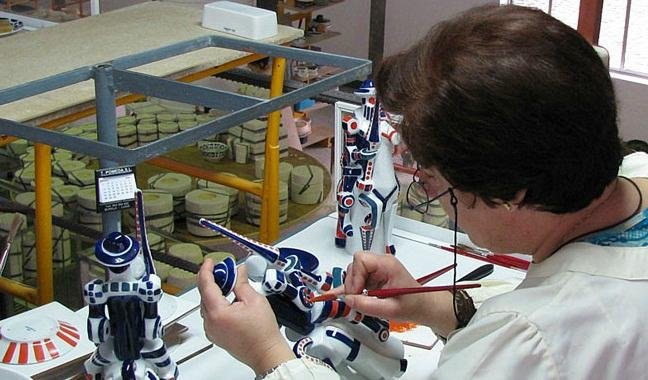 Sargadelos realiza sus piezas de un modo artesanal.