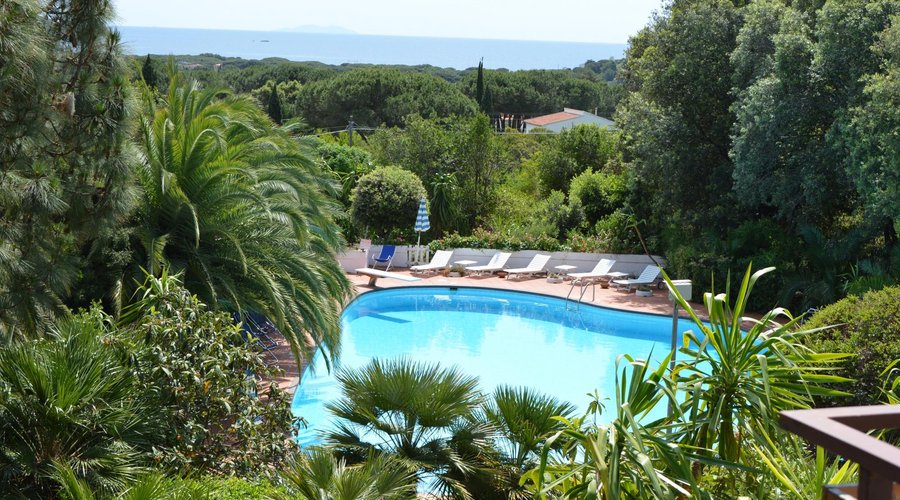 Vista su piscina e golfo di Marina di Campo