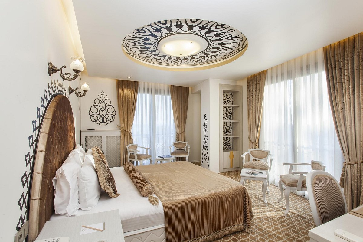 Letto deluxe 503 con finti petali di rosa - Foto di Ottoman Hotel Park,  Istanbul - Tripadvisor