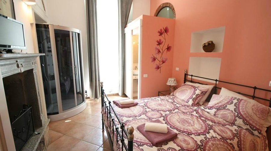 Camera matrimoniale dotata di camino, connessione Wi-Fi gratuita e bagno completo di doccia idro