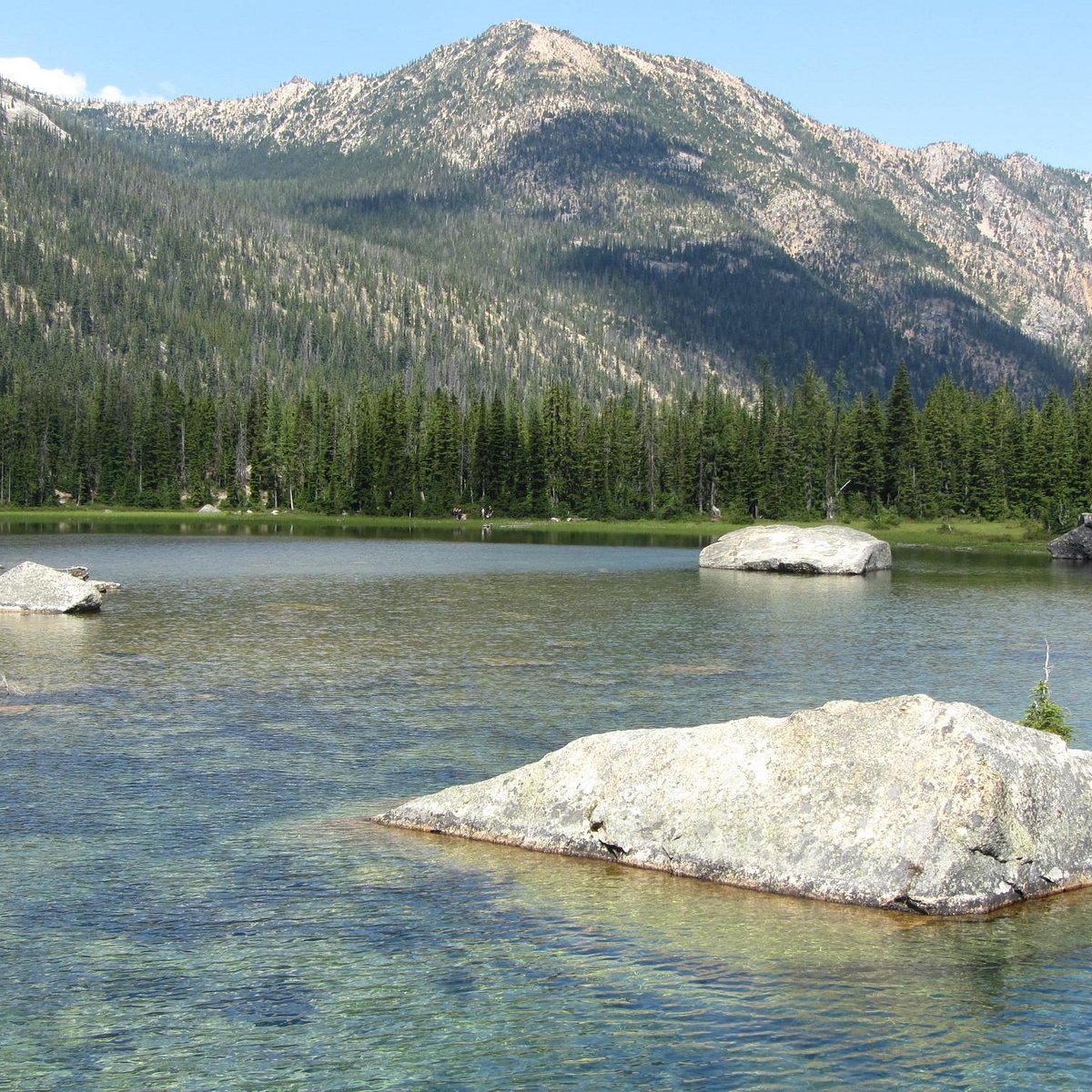 North lakes. Саяно Шушенский заповедник Красноярского края. Озеро Медвежье Красноярский край. Медвежье озеро Красноярский край Саянский район. Озеро светлое Ергаки.