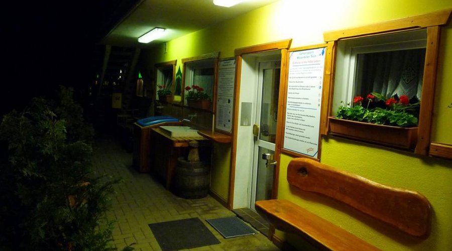 Entrée des sanitaires