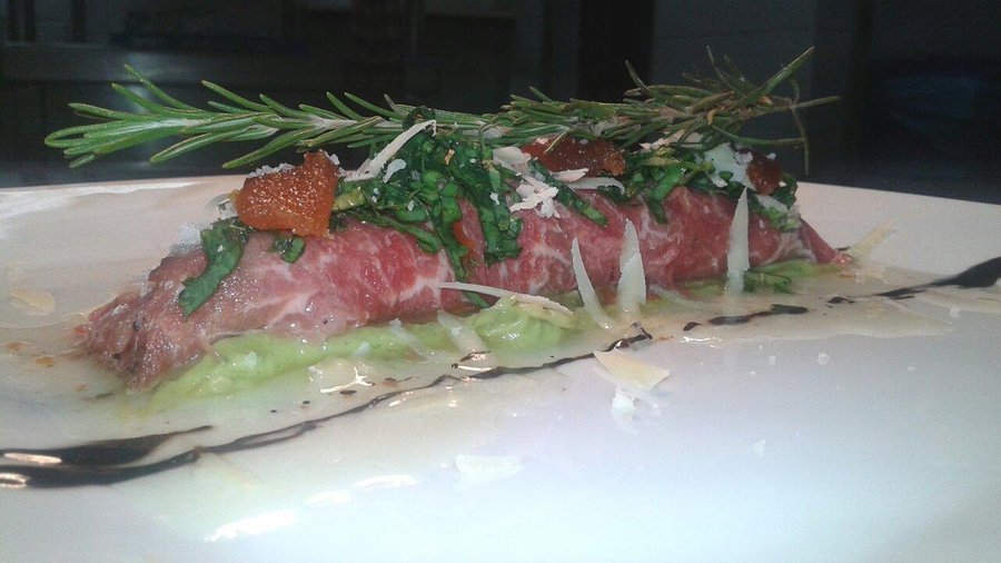 Carpaccio de ternera con muse e guacamole, rucula, parmesano y membrillo