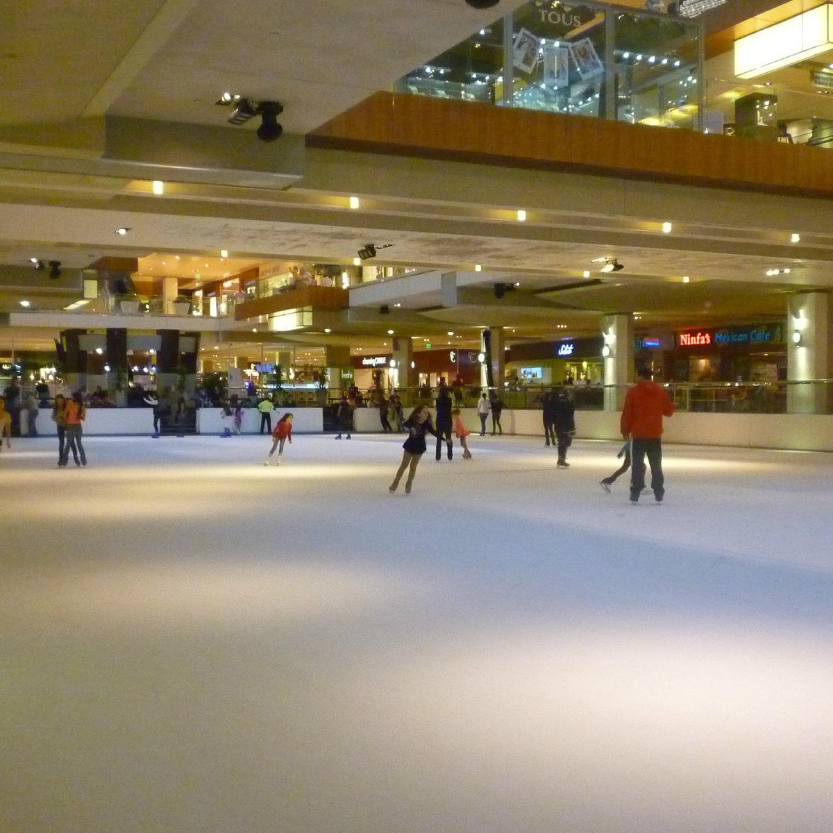 Ice skating rink at Galleria Mall in Houston Texas - Picture of