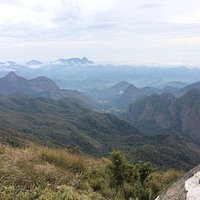 A cidade de Petrópolis ao fundo