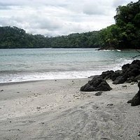 La playa en la mañana.