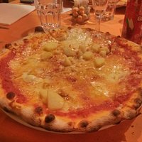 Pizza Ersilia: pomodoro, mozzarella, patate lesse, Branzi.