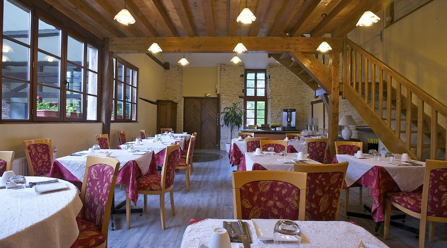 Salle de petit-déjeuner au dessus de la rivière