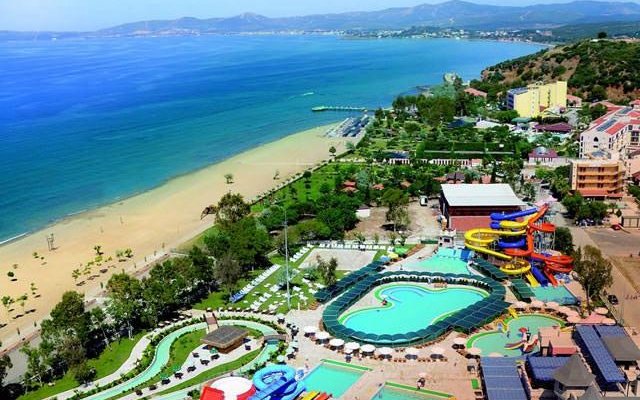 Plage et piscine du Club Marmara