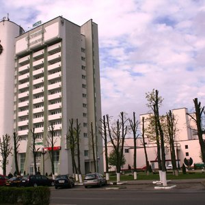 L'hotel Molodechno visto dalla piazza.