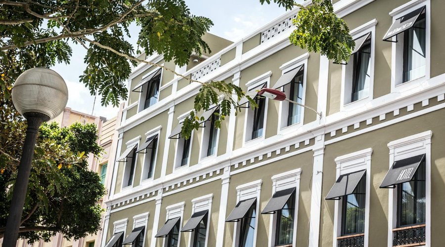 Fachada del hotel desde el Parque Santa Catalina