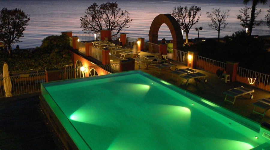 piscina con cromoterapia