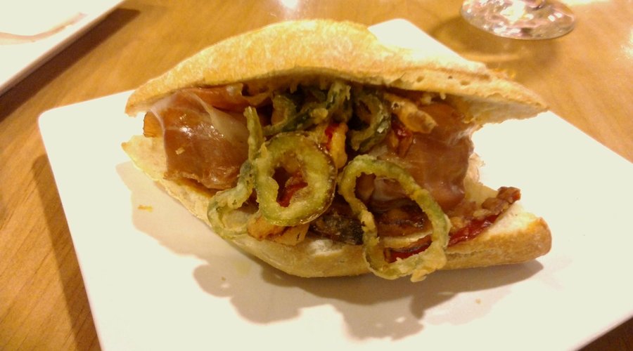 bocata de albóndigas de ternasco