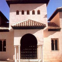 Entrada al Palacio Alcázar Genil sede de la Fundación Francisco Ayala