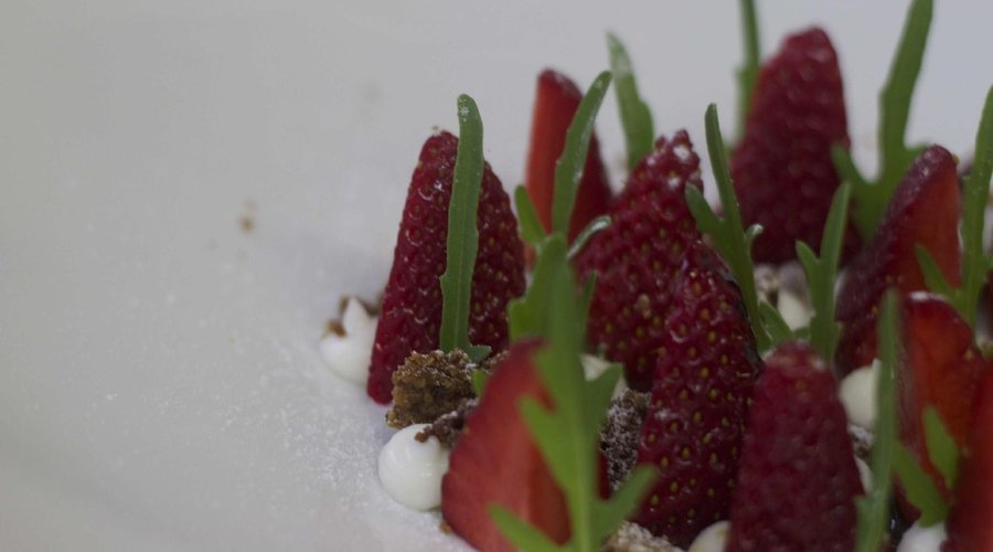 ricotta fragole, rucola, crumble di mandorle e aceto balsamico tradizionale di Modena