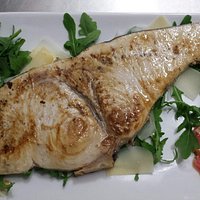Ottimo pesce spada alla piastra con pomodori rucola e grana