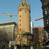 Torre Medieval - EschenheimerTurm - rodeada de cafés