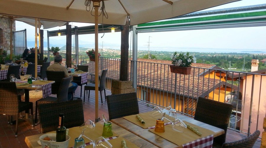Il giardino con la vista lago