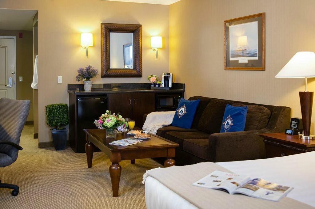 Salem Waterfront Hotel & Suites Rooms: Pictures & Reviews - Tripadvisor