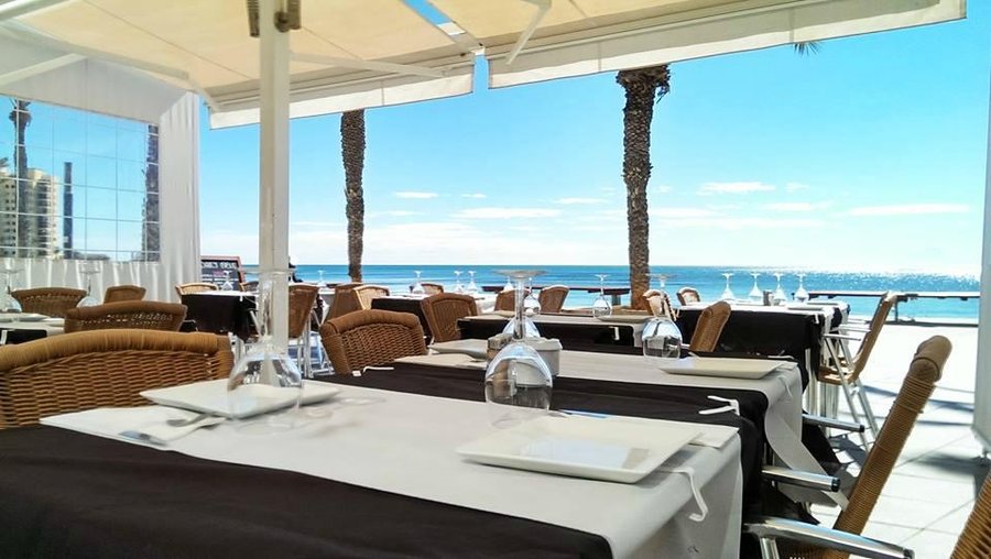 Te invitamos a disfrutar de nuestra terraza en la Playa del Cura...
