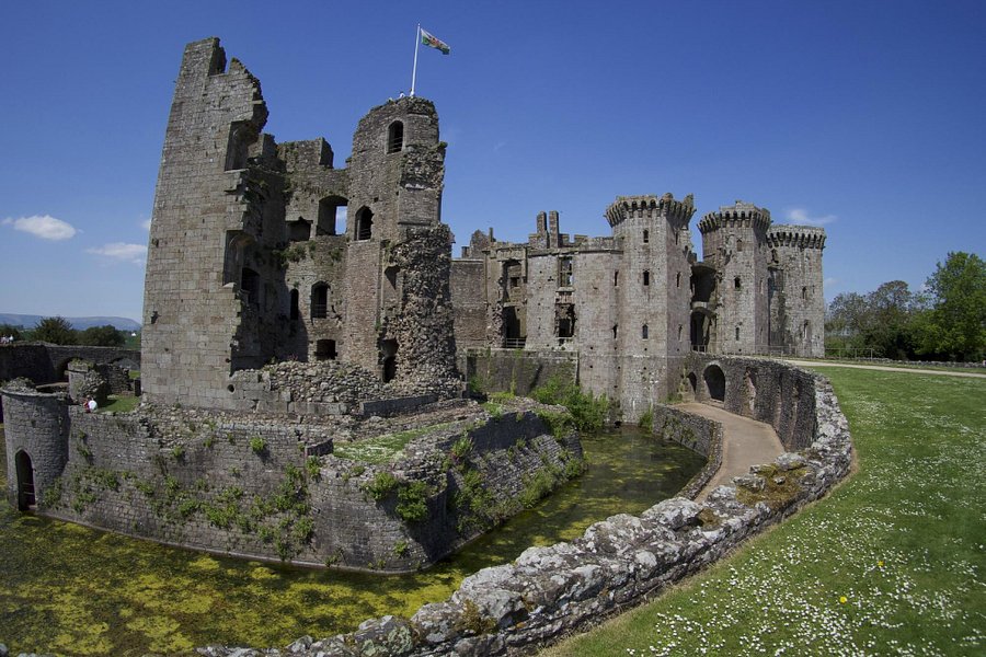 visit raglan castle