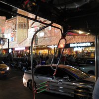 夜のビーチロード