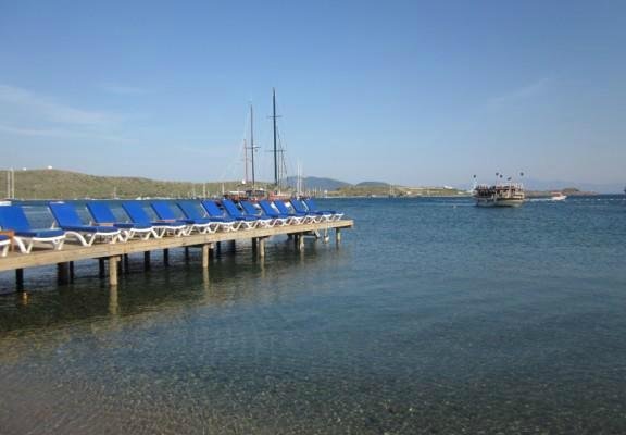 100 METERS TO BEACH