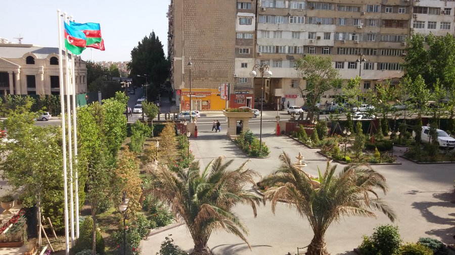 вид из окна на улицу Аббасова