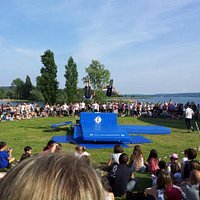 manifestazione in riva al lago