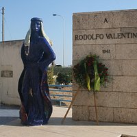 MONUMENTO RODOLFO VALENTINO