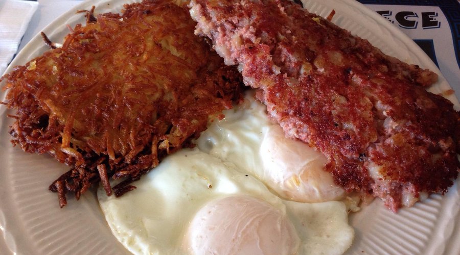 Eggs, corn beef hash & their awesome hash browns (extra crispy)