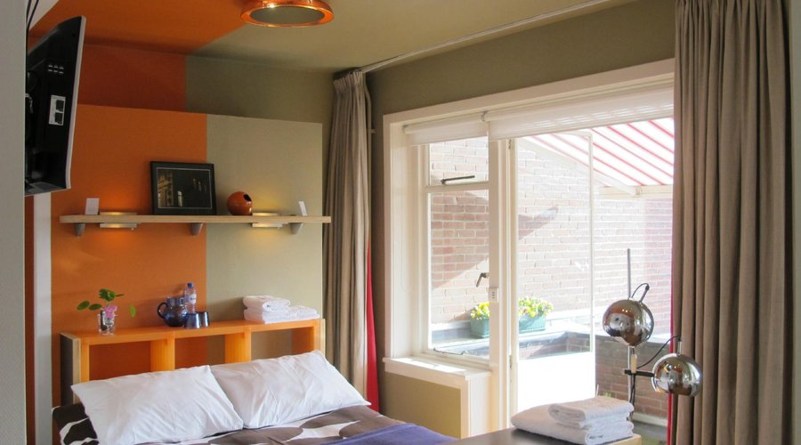 Orange Submarine - flooded with daylight an adorable room. This is stuff dreams are made of