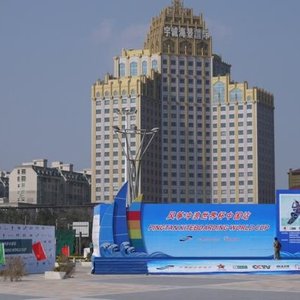 вид отеля с основного городского пляжа